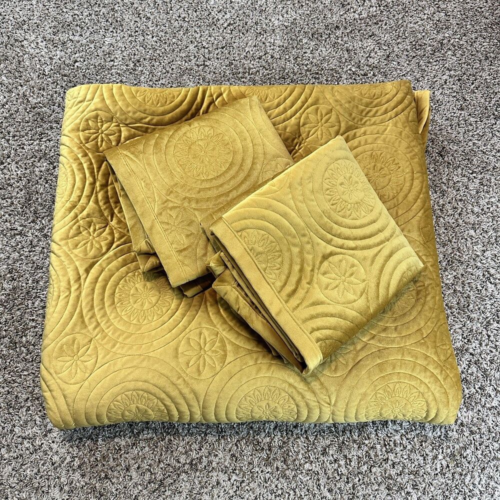 King Size Gold Velvet Quilt Set 2 Pillow Shams Decorative Geometric Pattern